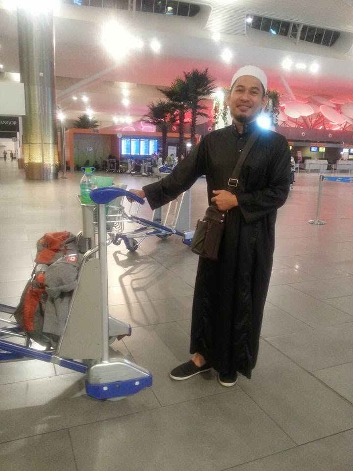 Encik Shah Abu Dani — membantu urusan pergi dan balik airport.