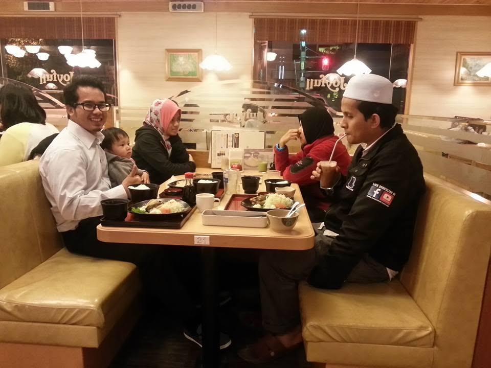 Makan malam bersama Tuan Nazul dan keluarga di The Manhattan Fish Market.