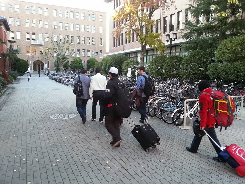 Pasukan mengusung beg berjalan kaki ke Doshisha University.