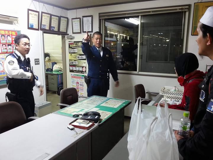 Suasana dalam balai polis — dua pegawai yang bersungguh membantu.