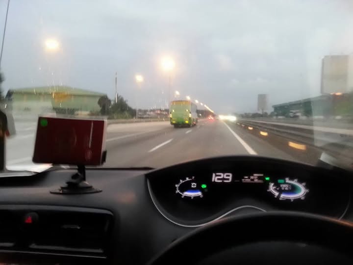 Dashboard kereta dalam perjalanan ke KLIA — 3 November 2015.