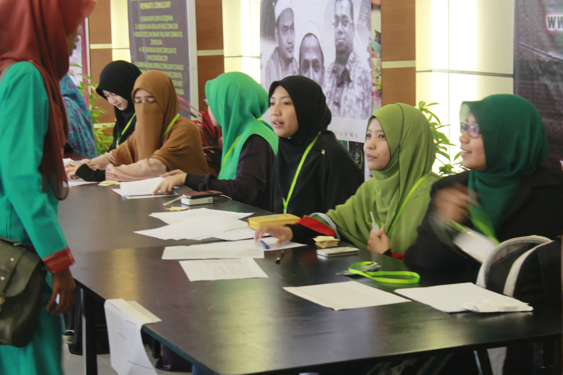 Petugas wanita di kaunter