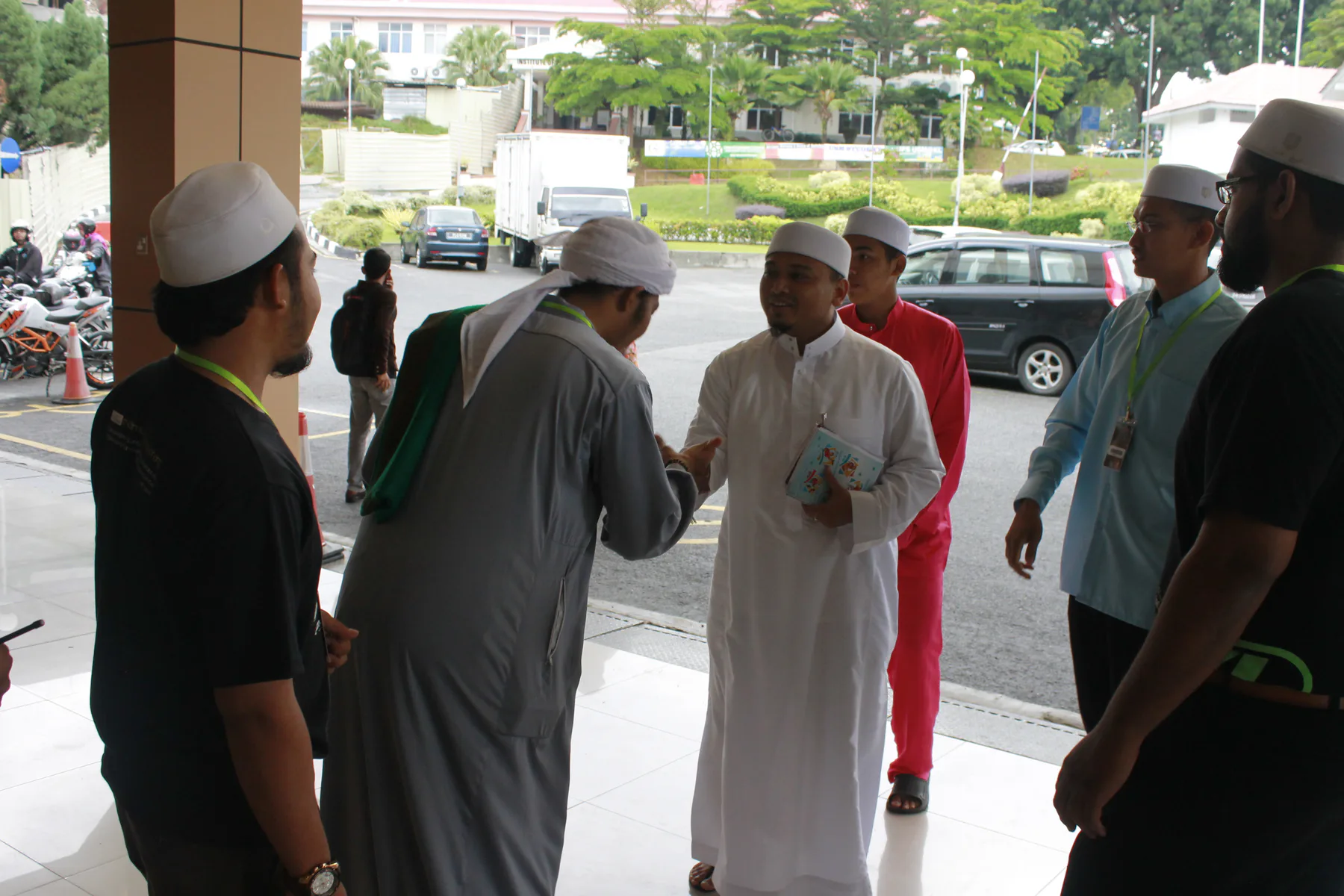 Sambutan di pintu masuk