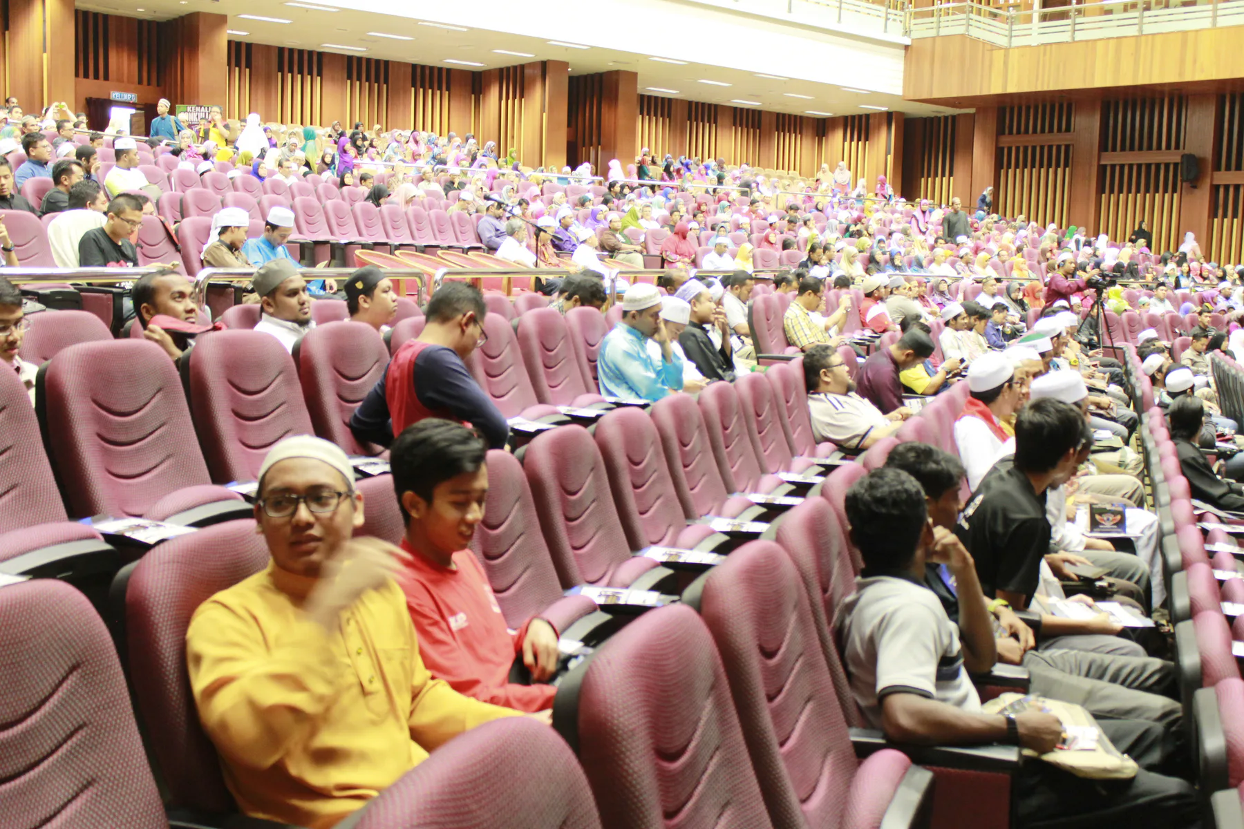 Hadirin mengikuti program