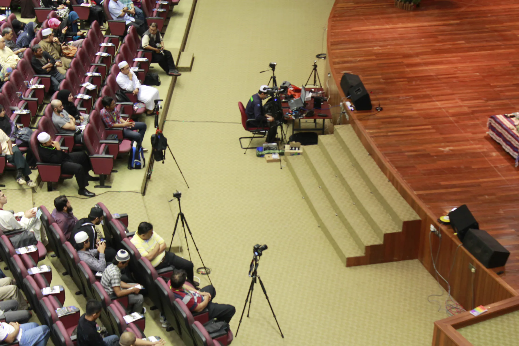 Pentas di tengah hadirin
