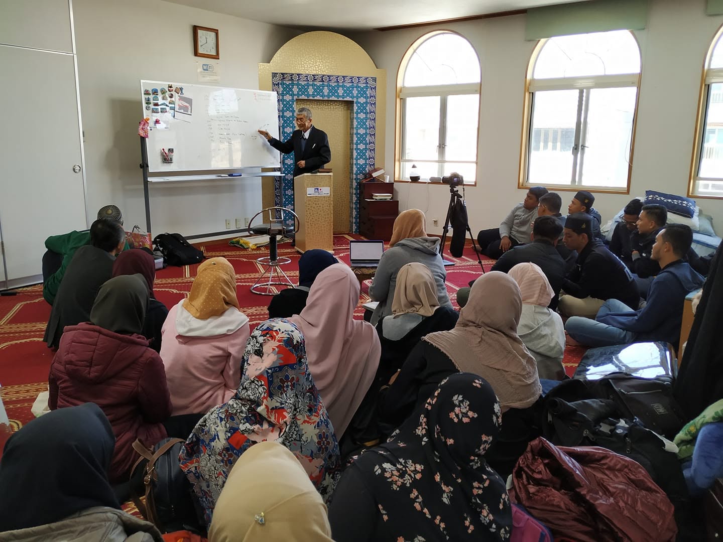 Ustaz Hamanaka berkongsi ilmu di ruang Masjid Niihama bersama pelajar dan pengunjung.