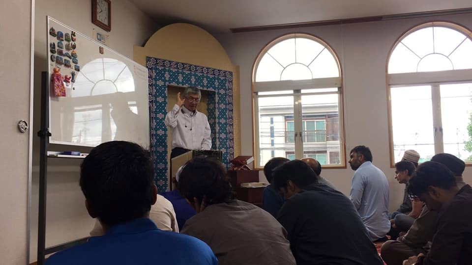 Sesi kuliah di masjid bersama komuniti.
