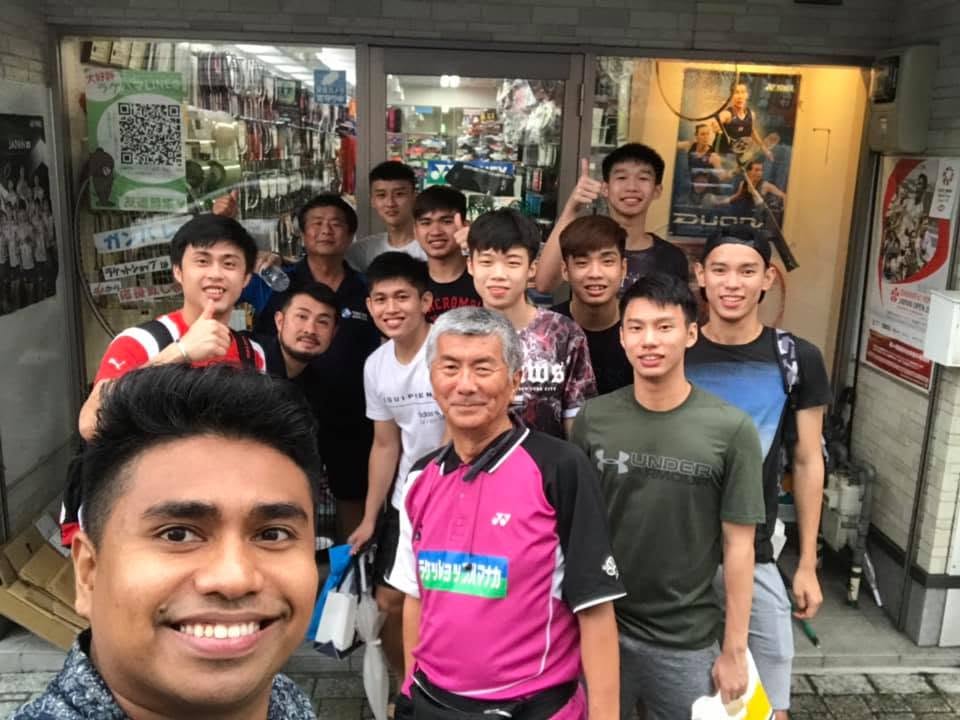 Bersama generasi muda dalam jaringan badminton.