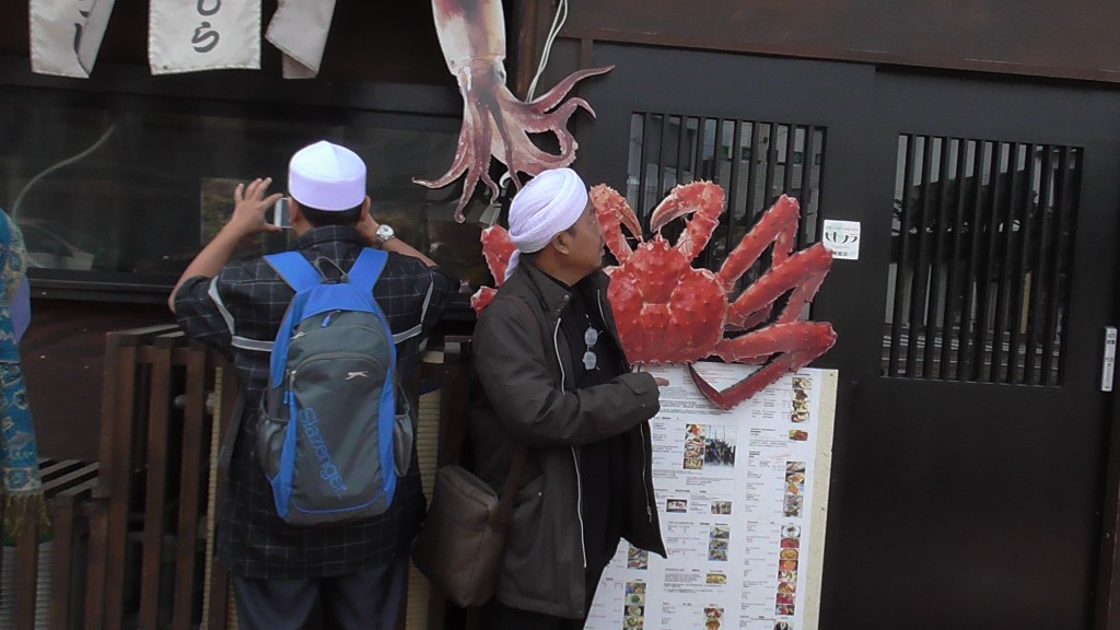 Membaca menu di Hakodate dengan berhati-hati.